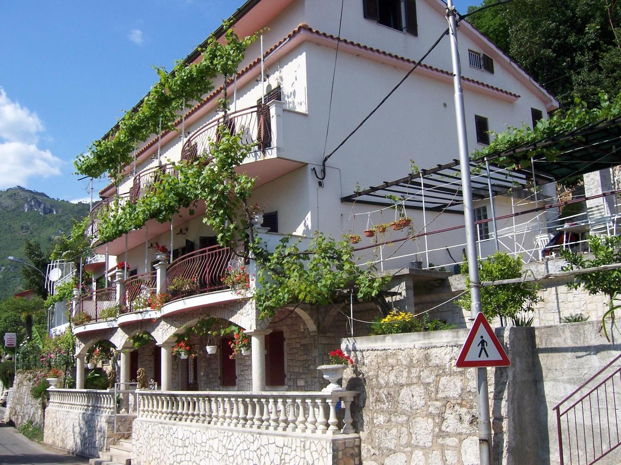 Apartments And Rooms Deskovic Mošćenička Draga Exteriör bild